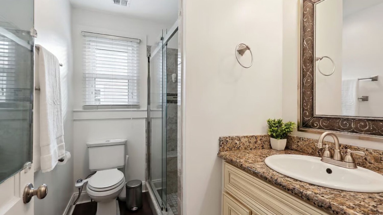 Photo of Bathroom in Kenner - Louis Armstrong International Airport