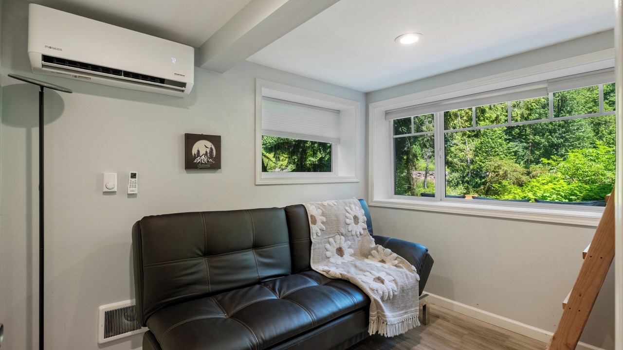 Photo of Livingroom in Gold Bar