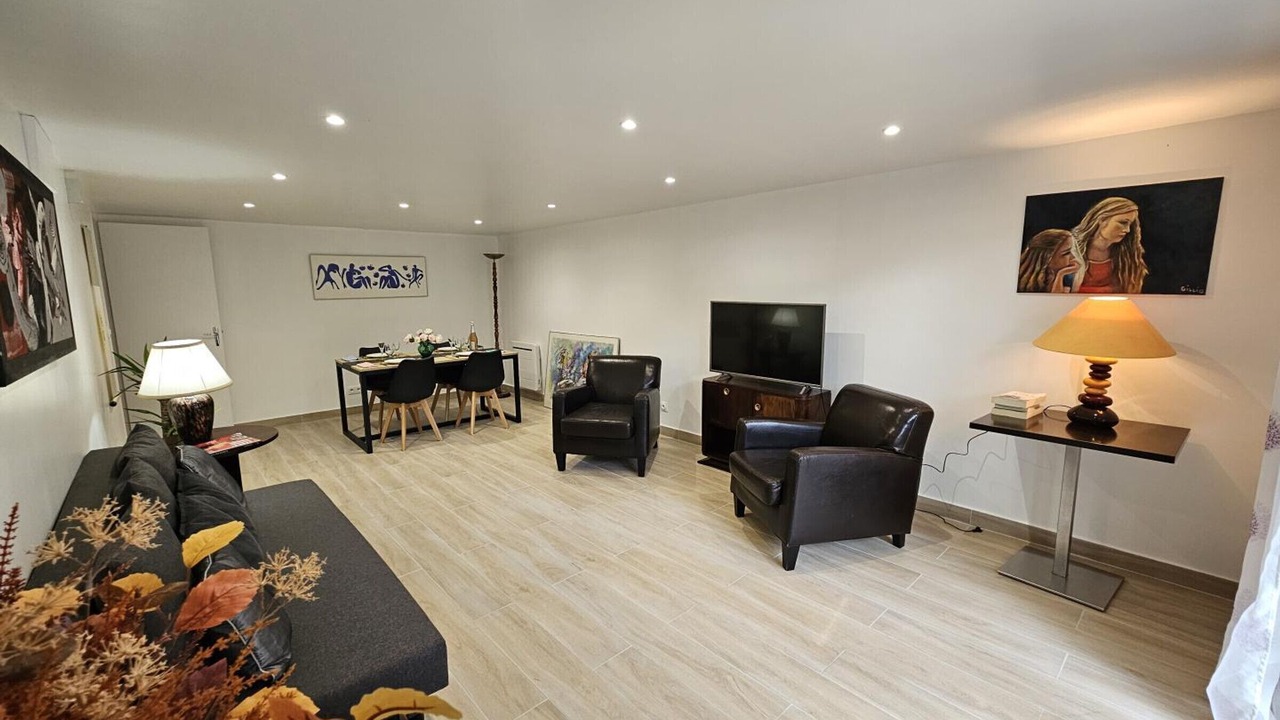 Photo of Livingroom in Charge