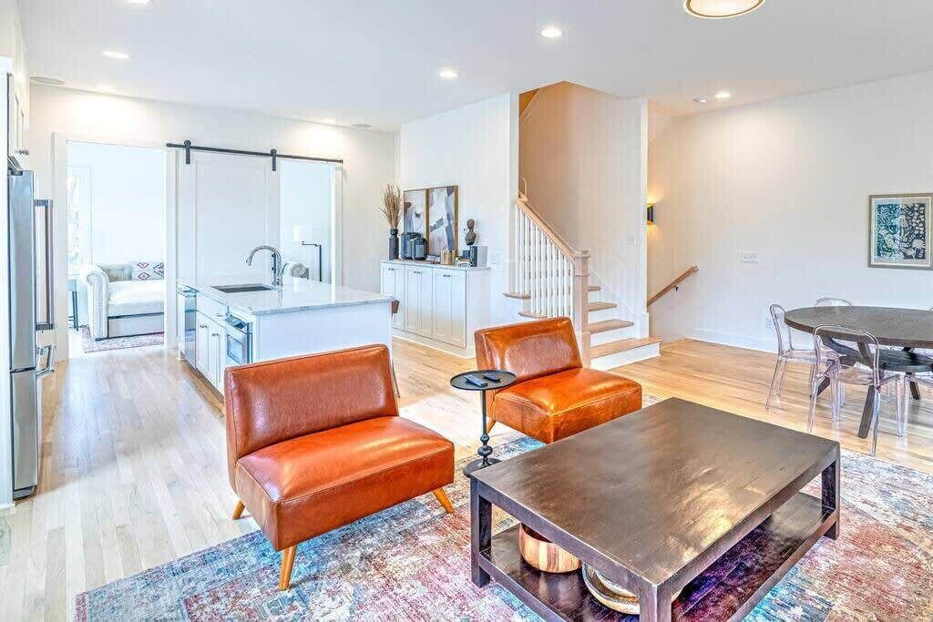 Photo of Livingroom in Hillsboro West End