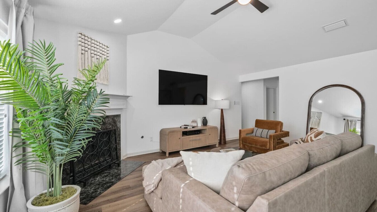 Photo of Livingroom in Grogan's Mill