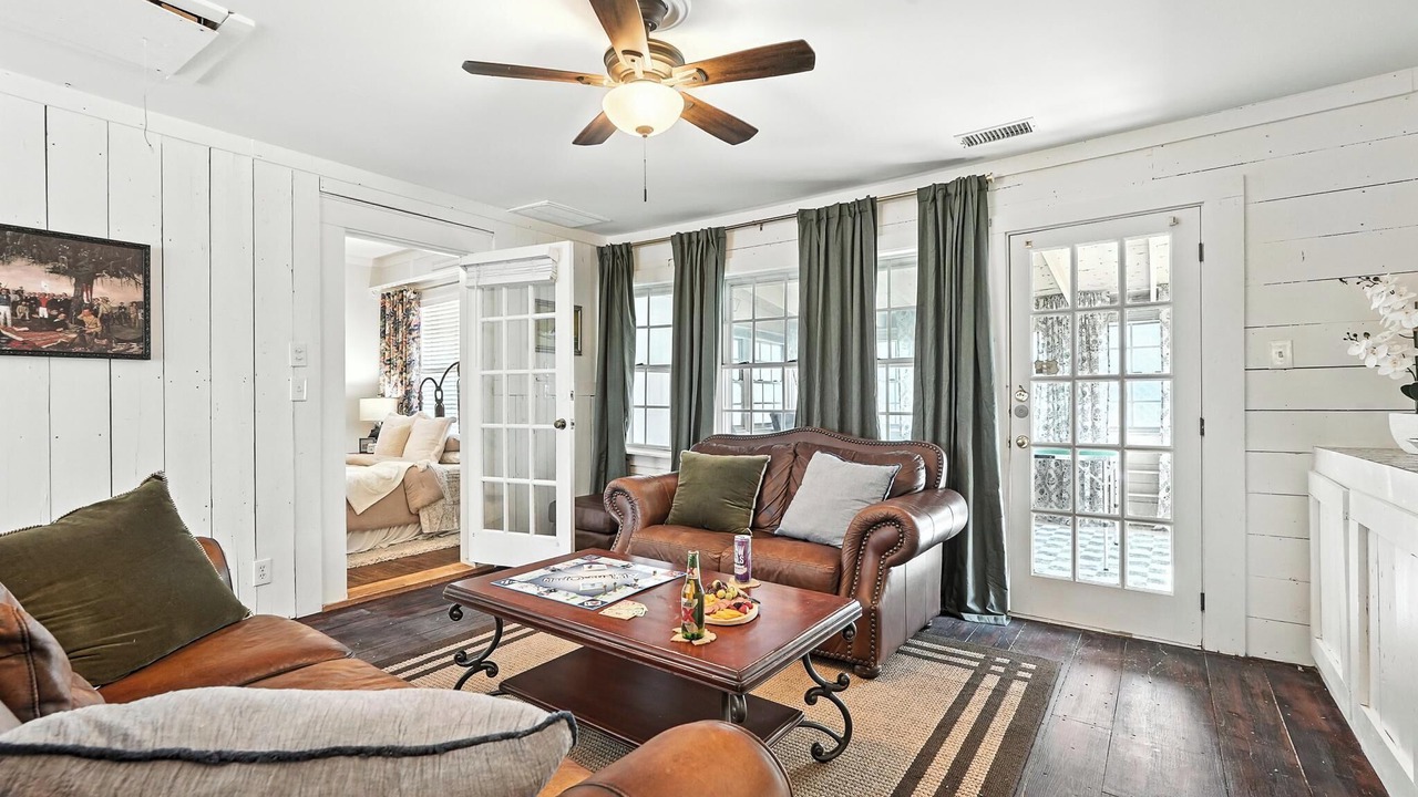 Photo of Livingroom in Sayles Blvd. Area