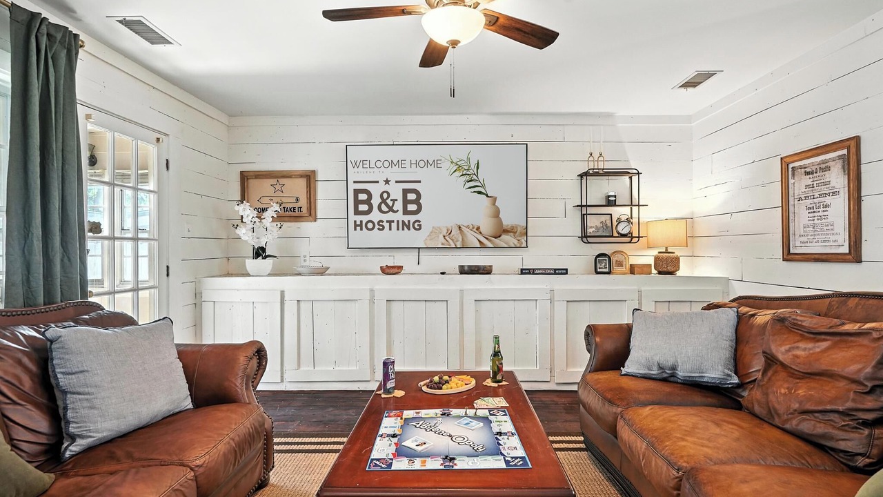 Photo of Livingroom in Sayles Blvd. Area
