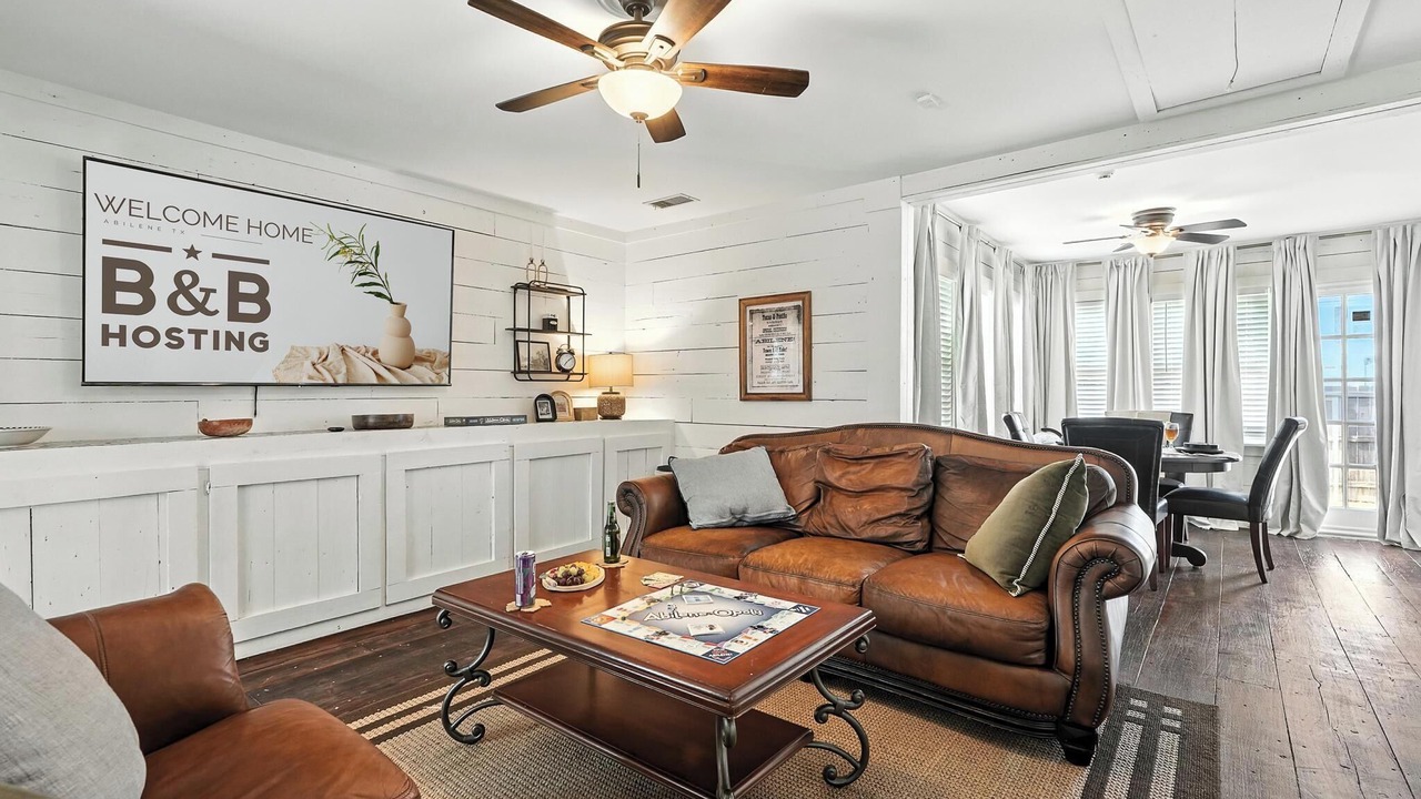 Photo of Livingroom in Sayles Blvd. Area