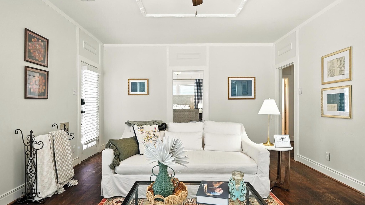 Photo of Livingroom in Sayles Blvd. Area