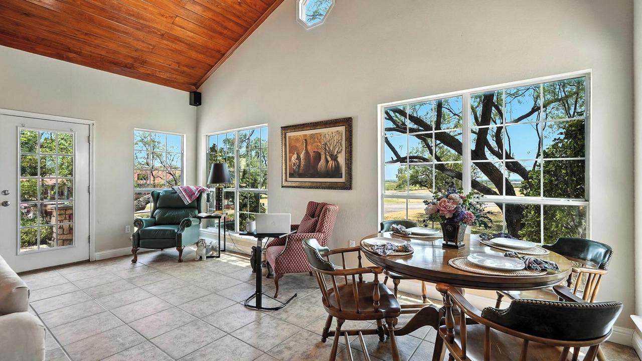 Photo of Livingroom in Sweetwater