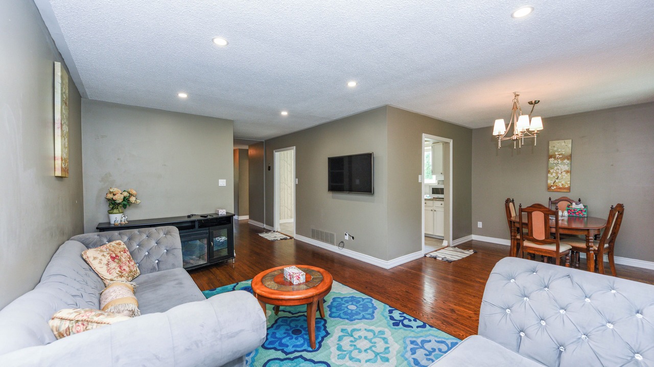 Photo of Livingroom in West Oakville