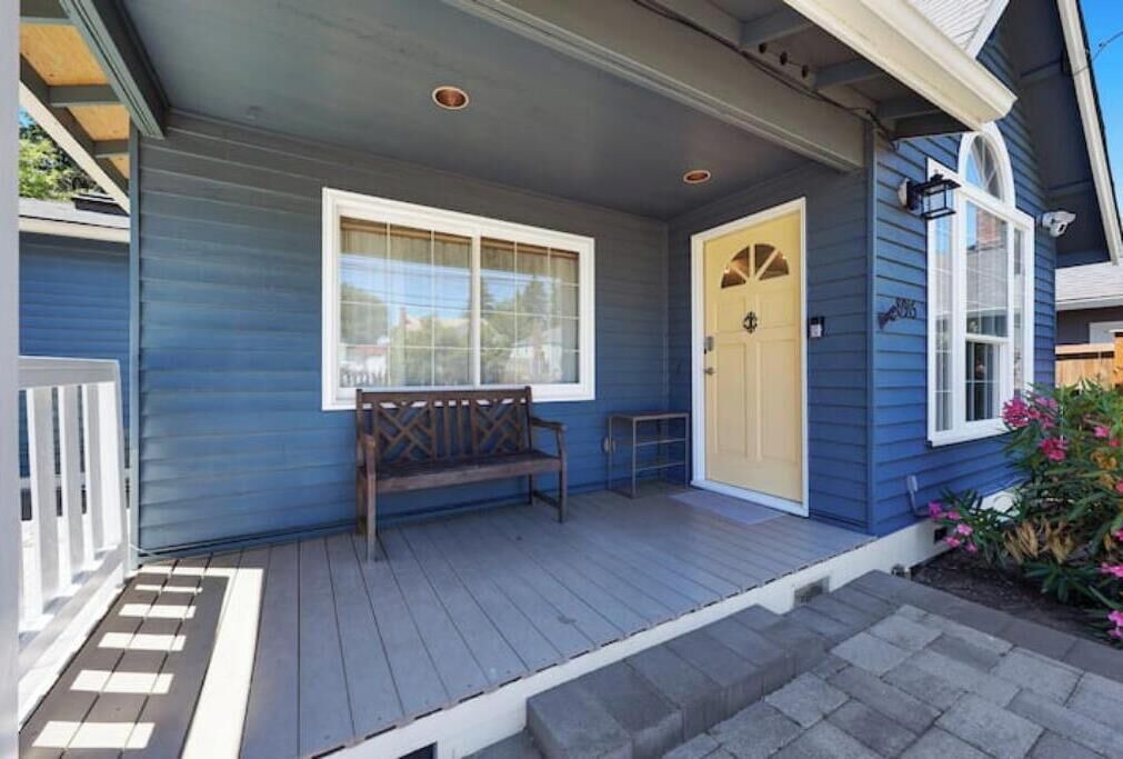 Photo of Patio Balcony in Maple Leaf