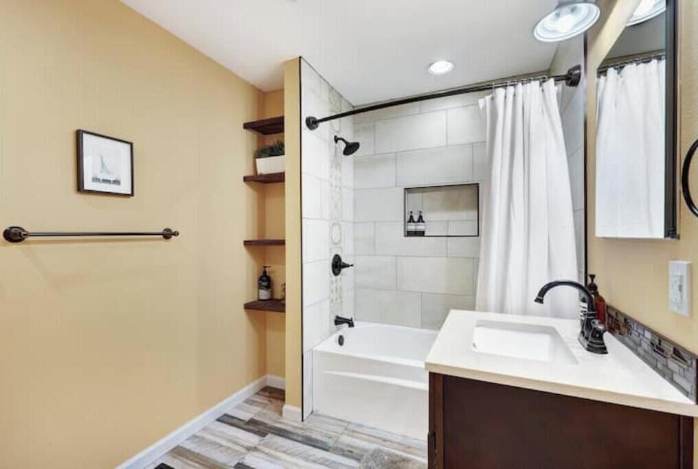 Photo of Bathroom in Maple Leaf