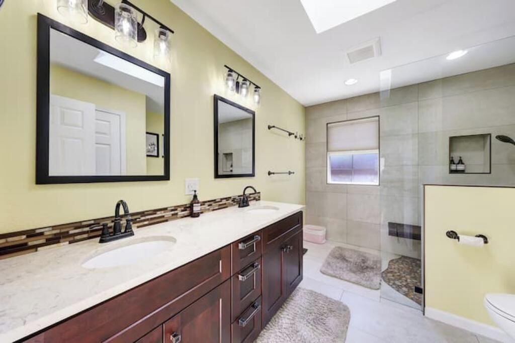 Photo of Bathroom in Maple Leaf