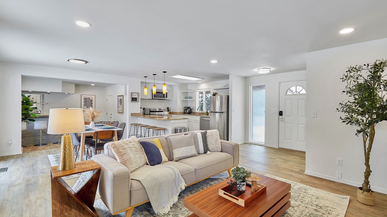Photo of Livingroom in Alderwood Manor