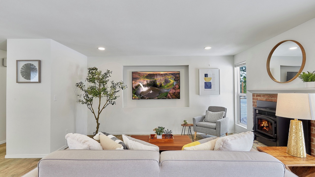 Photo of Livingroom in Alderwood Manor