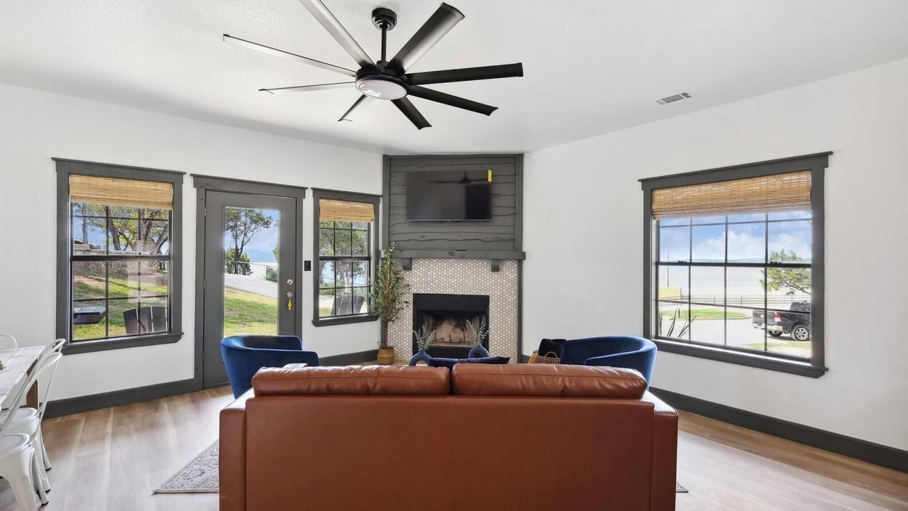 Photo of Livingroom in Graford