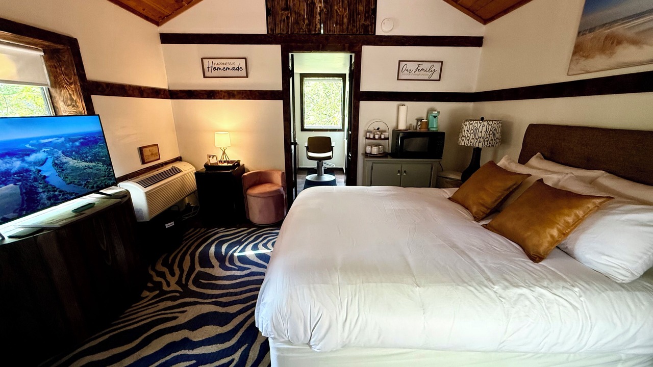 Photo of Bedroom in Eureka Springs Historic District