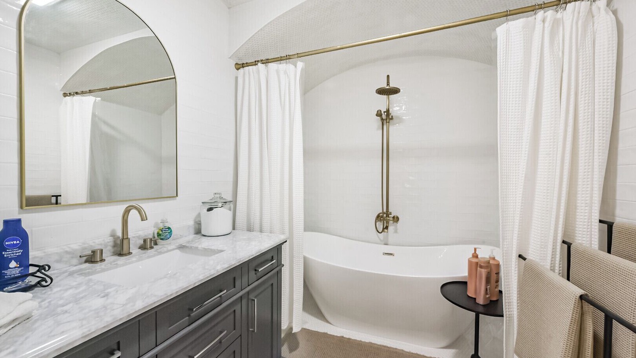 Photo of Bathroom in Alvin