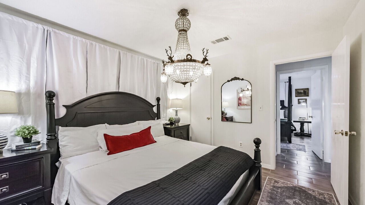 Photo of Bedroom in Alvin