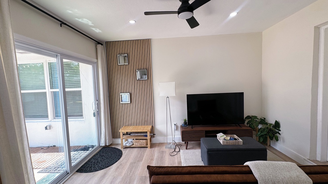 Photo of Livingroom in Oakland Park