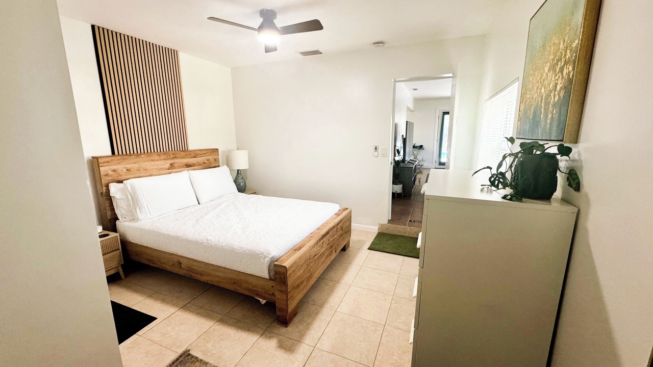 Photo of Bedroom in Oakland Park