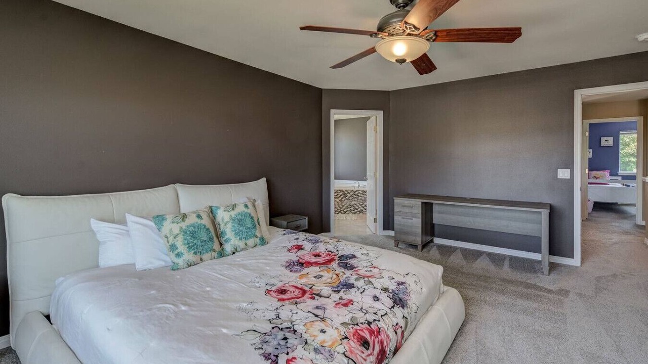 Photo of Bedroom in Monitor