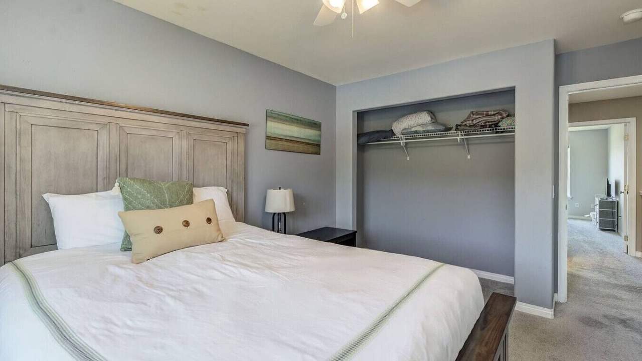 Photo of Bedroom in Monitor