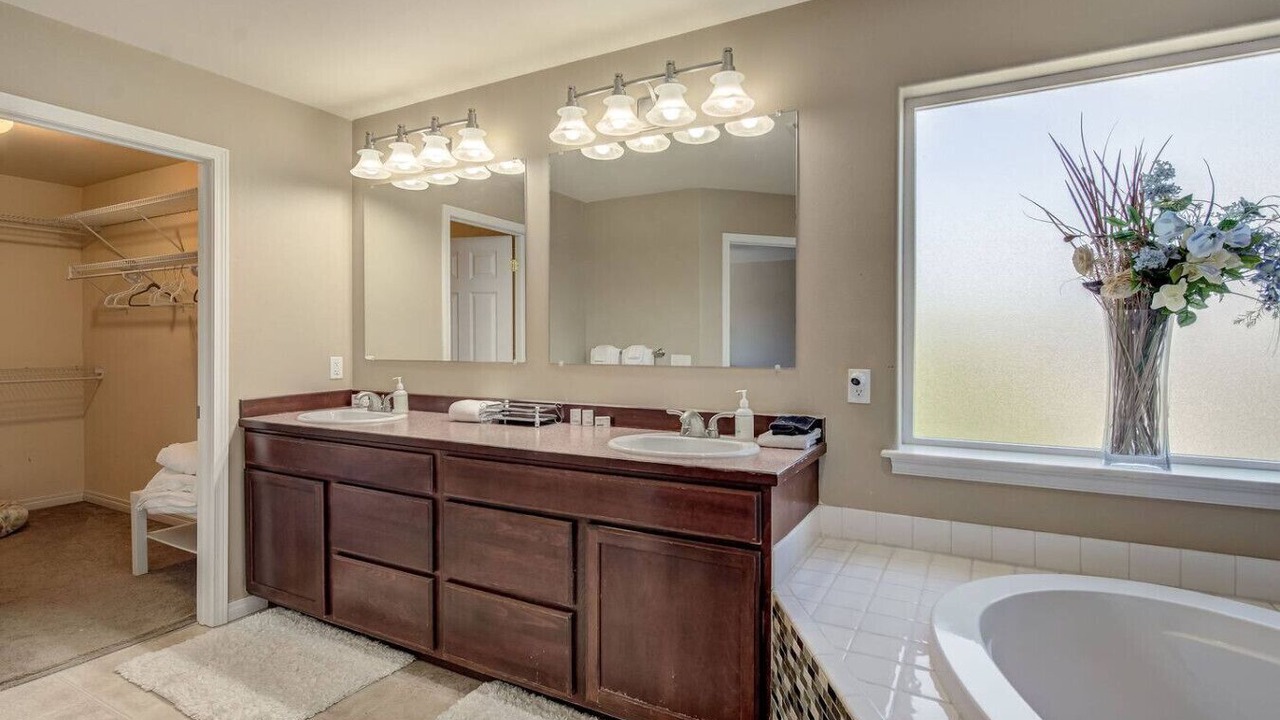 Photo of Bathroom in Monitor