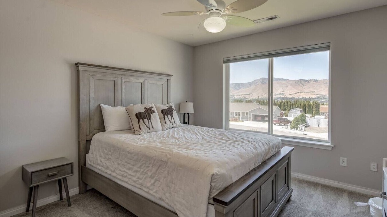 Photo of Bedroom in Monitor