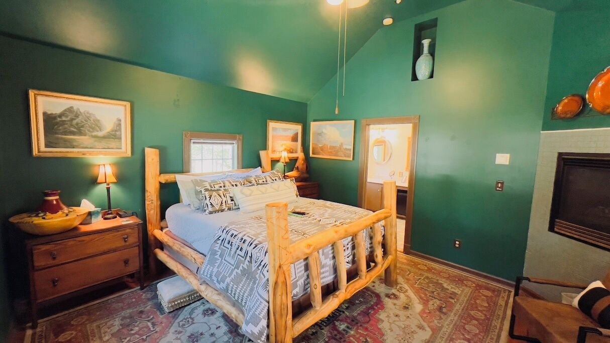 Photo of Bedroom in Eureka Springs Historic District