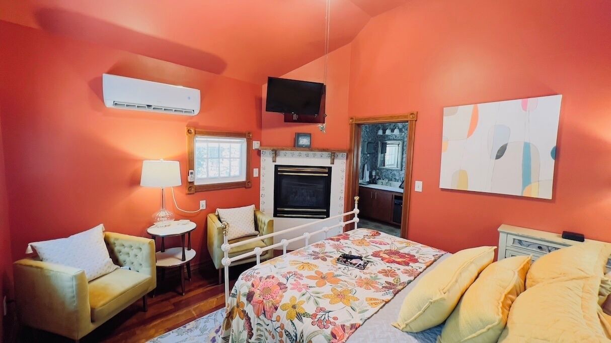 Photo of Bedroom in Eureka Springs Historic District