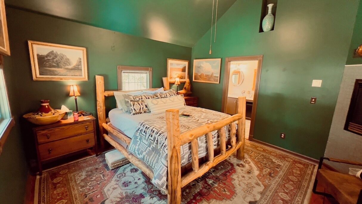 Photo of Bedroom in Eureka Springs Historic District
