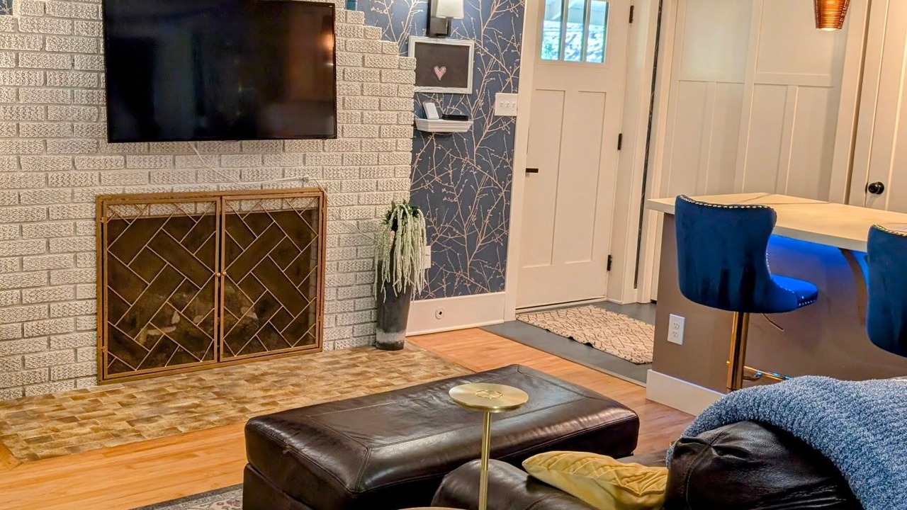 Photo of Livingroom in College Hill