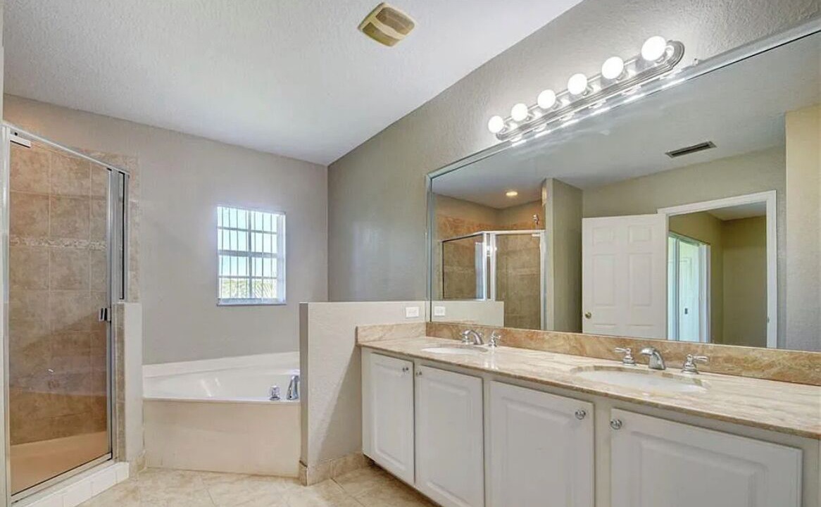 Photo of Bathroom in Lake Worth Corridor