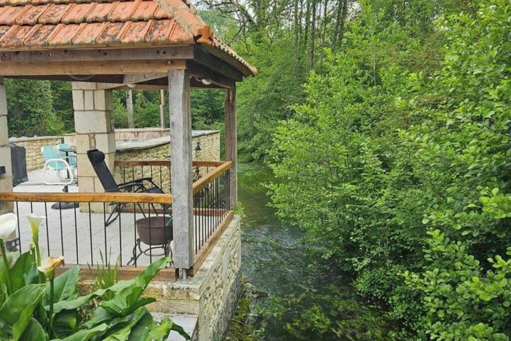 Photo of Patio Balcony in Champagne-et-Fontaine