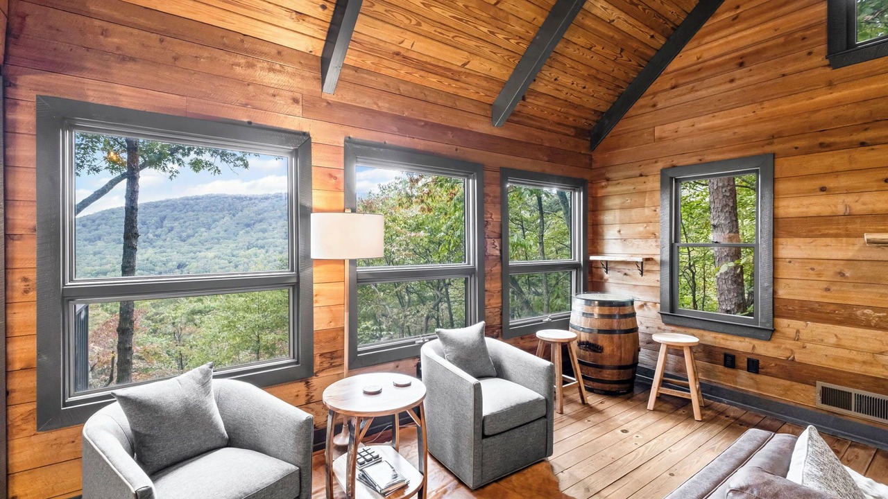 Photo of Livingroom in Big Canoe