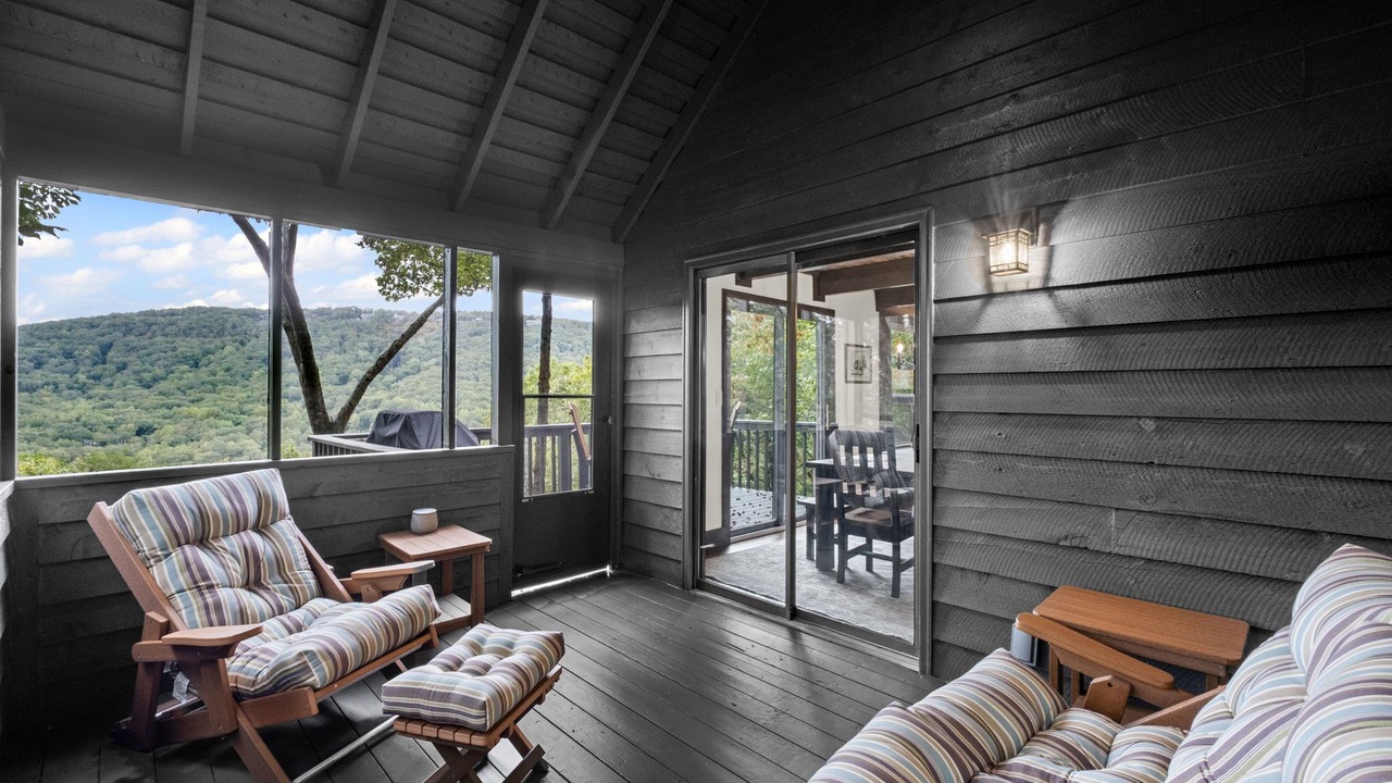 Photo of Livingroom in Big Canoe