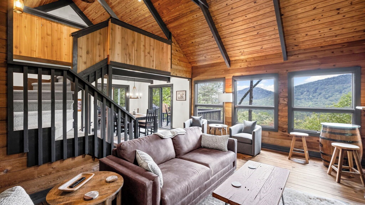 Photo of Livingroom in Big Canoe