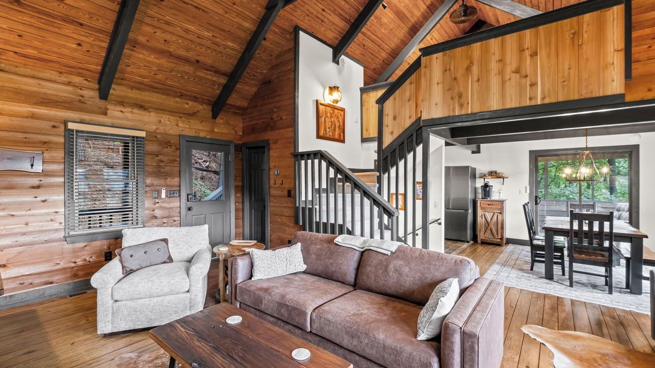 Photo of Livingroom in Big Canoe