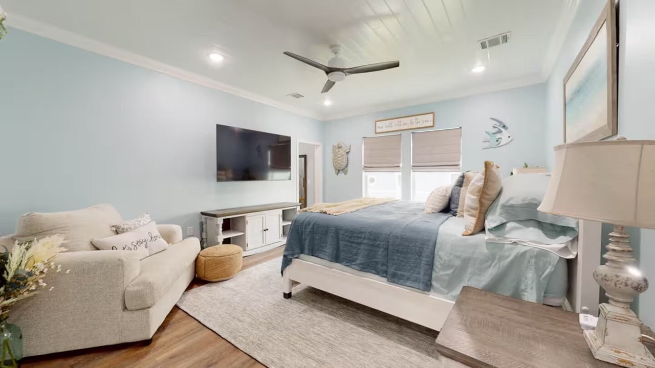 Photo of Bedroom in Crystal Beach