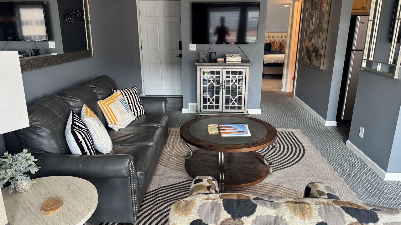 Photo of Livingroom in West Plaza