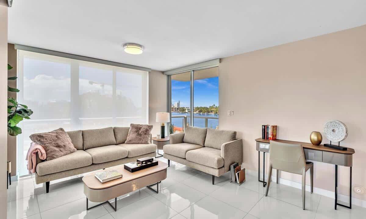 Photo of Livingroom in Bay Harbor Islands
