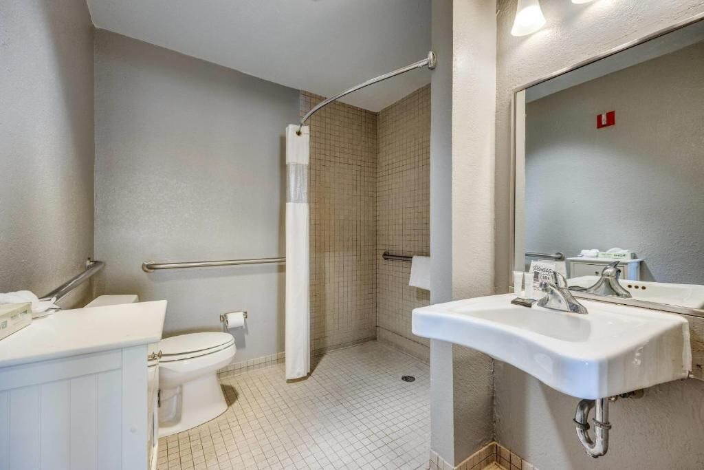 Photo of Bathroom in Pottsboro