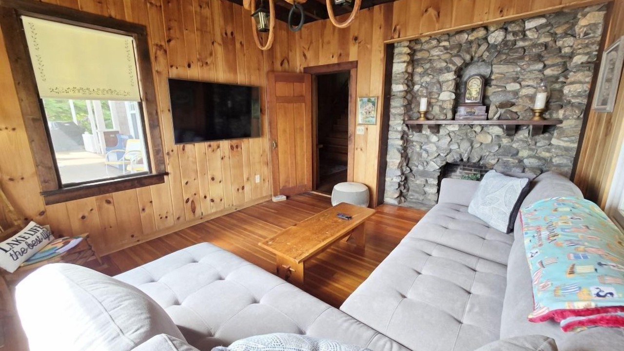 Photo of Livingroom in Sunapee