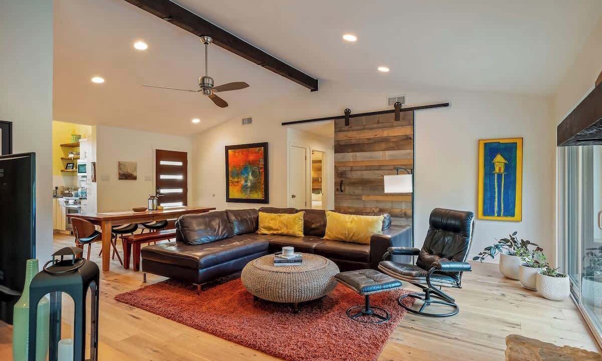 Photo of Livingroom in West Oak Hill