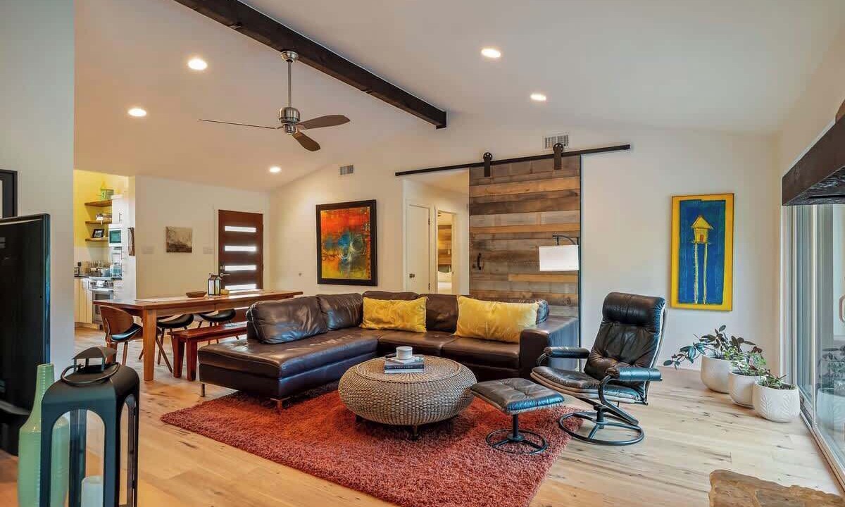 Photo of Livingroom in West Oak Hill