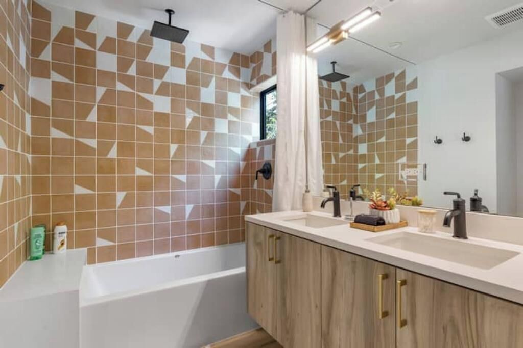 Photo of Bathroom in Holly
