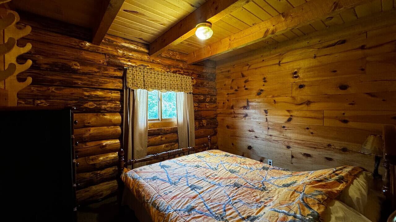 Photo of Bedroom in Crystal Falls