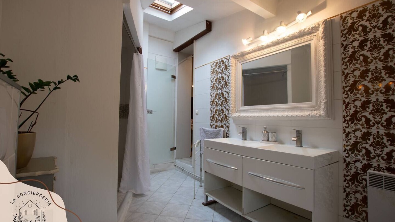Photo of Bathroom in Lens