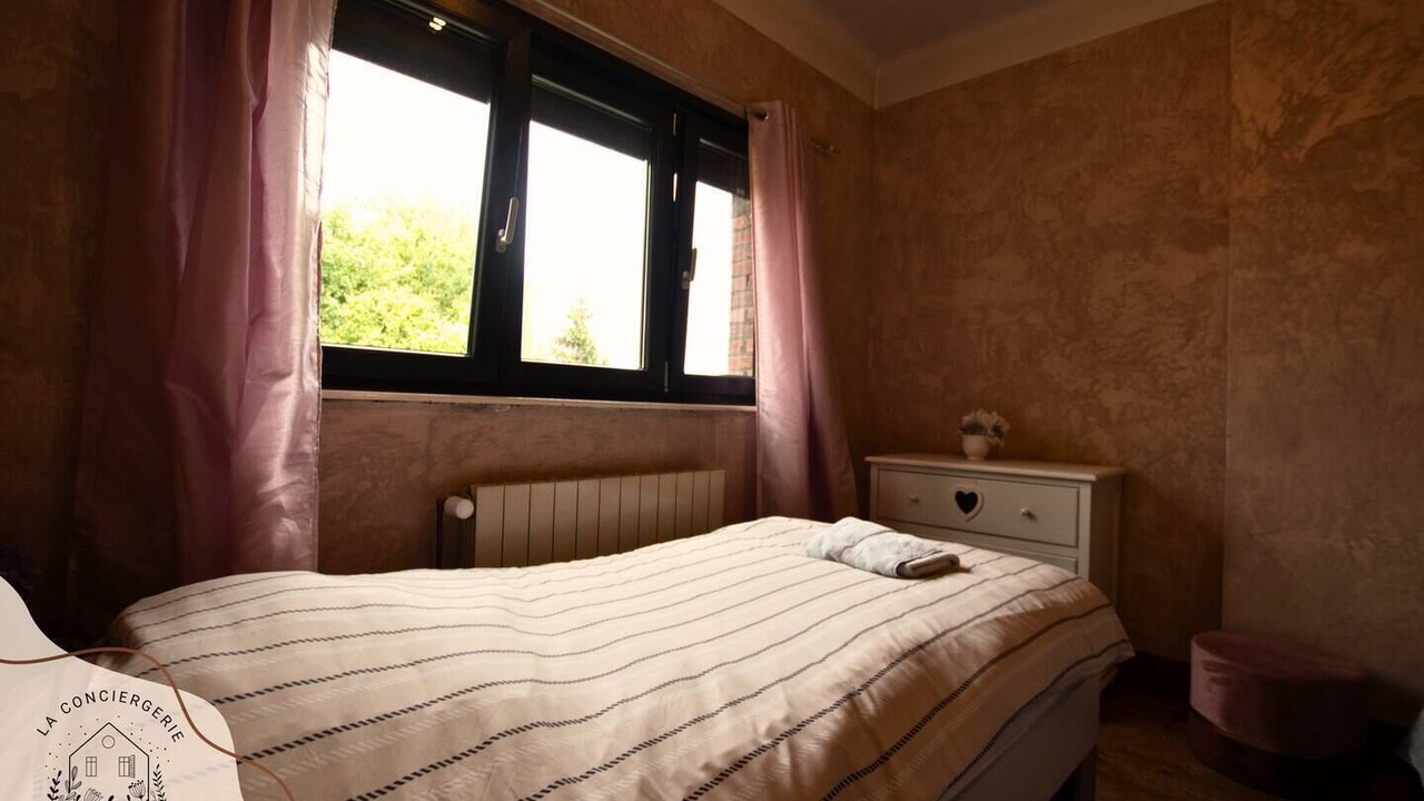 Photo of Bedroom in Lens