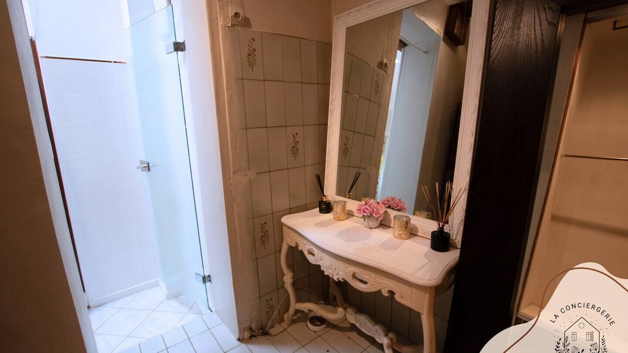 Photo of Bathroom in Lens