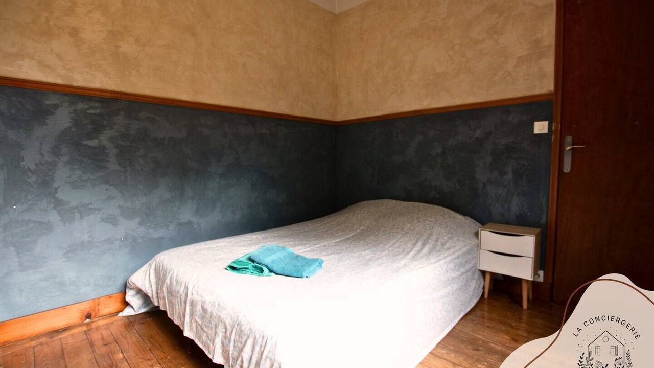 Photo of Bedroom in Lens