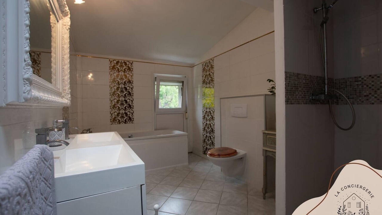 Photo of Bathroom in Lens